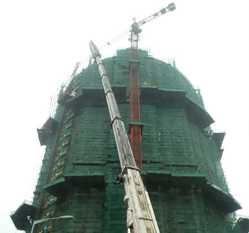 河源吊车在工地上作业
